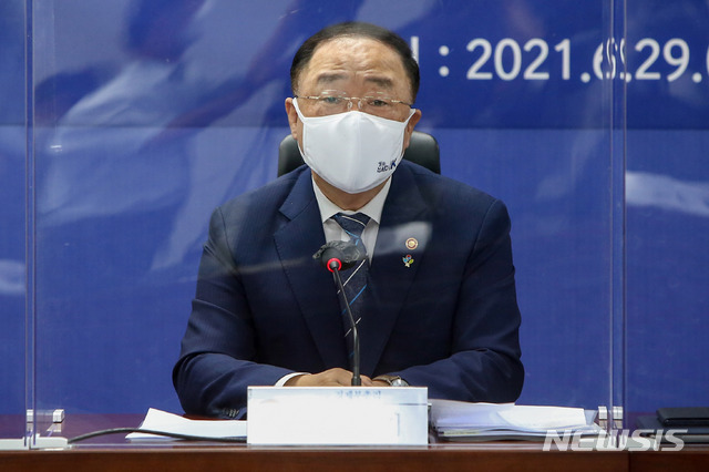 [서울=뉴시스]추상철 기자 = 홍남기 경제부총리 겸 기획재정부 장관이 29일 오전 서울 여의도 국회 의원회관에서 열린 '2021 제2차 추가경정예산안 당정협의'에 참석해 발언하고 있다. (공동취재사진) 2021.06.29. photo@newsis.com