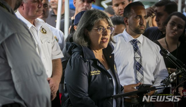 [서프사이드]지난 24일(현지시간) 미국 플로리다 마이애미데이드카운티 서프사이드에서 12층 아파트 붕괴 참사가 발생한 가운데 대니엘라 러빈 카바 마이애미데이드카운티 시장이 28일 참사 현장 인근에서 언론 브리핑을 하고 있다. 2021.06.30. 