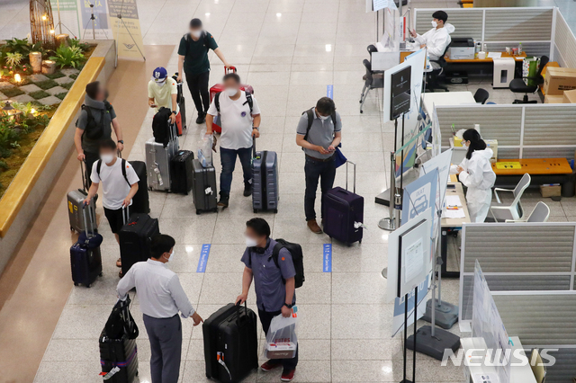 [서울=뉴시스]배훈식 기자 = 지난달 29일 오전 인천국제공항 1터미널 입국장에서 해외 입국자들이 검역 관계자의 안내를 받아 이동하고 있다. 2021.06.29. dahora83@newsis.com