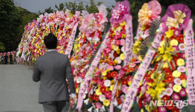 [서울=뉴시스]홍효식 기자 = 윤석열 전 검찰총장의 대선 출마일인 29일 오전 서울 서초구 매헌 윤봉길 의사 기념관 앞에 윤 전 총장의 응원 및 지지 화환이 진열돼 있다. 2021.06.29. yesphoto@newsis.com