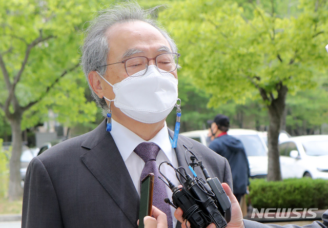 [부산=뉴시스]하경민 기자 = 직원 강제추행 등의 혐의로 기소된 오거돈 전 부산시장이 29일 오전 1심 선고 공판에 출석하기 위해 부산지법 법정으로 향하던 중 취재진의 질문에 답하고 있다. 2021.06.28. yulnetphoto@newsis.com