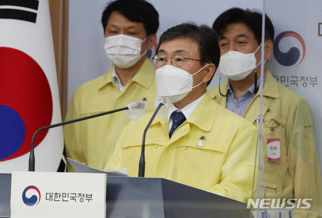 [서울=뉴시스]김명원 기자 = 권덕철 중앙재난안전대책본부 1차장(보건복지부 장관)이 29일 오전 서울 종로구 정부서울청사 별관 브리핑룸에서 열린 코로나19 대응 비대면 정례브리핑에서 하고 있다. 2021.06.29. kmx1105@newsis.com