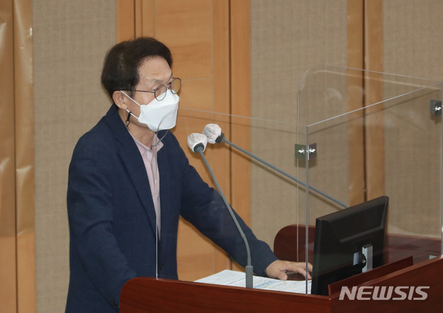[서울=뉴시스] 고승민 기자 = 조희연 서울시교육감이 29일 서울시의회에서 열린 제301회 정례회 제2차 본회의에서 더불어민주당 채유미 시의원의 서울형 교육플랫폼 사업예산 관련 질문에 답하고 있다. 2021.06.29. kkssmm99@newsis.com