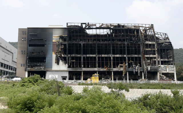 [이천=뉴시스]화재로 합동감식이 진행된 지난 6월말 경기도 이천시 쿠팡 덕평물류센터가 검게 그을려 있다. (사진=뉴시스DB). 2021.06.29. photo@newsis.com