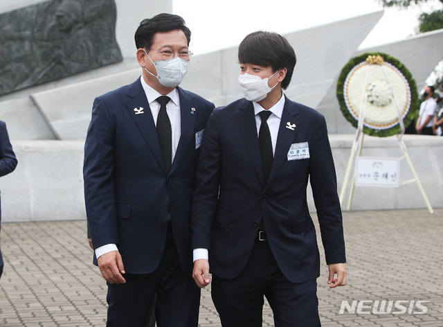 [평택=뉴시스]경기 사진공동취재단 = 29일 오전 경기도 평택시 해군2함대 서해수호관 광장에서 열린 '제2연평해전 19주년 기념식'에서 더불어민주당 송영길 대표와 국민의힘 이준석 대표가 차량으로 이동하며 이야기를 나누고 있다. 2021.06.29. photo@newsis.com