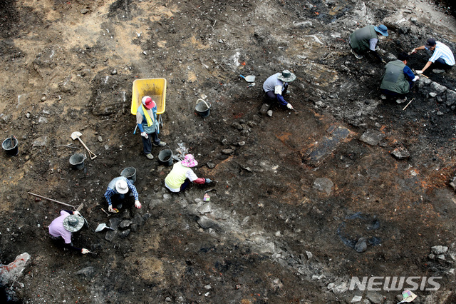 [서울=뉴시스]조수정 기자 = 29일 오후 서울 종로구 인사동 72번지 공평구역 도시환경정비사업부지에서 문화재청, 수도문물연구원 등 관계자들이 유적 발굴조사를 하고 있다. 이 지역에서 훈민정음 창제 당시 표기가 반영된 최초 한글 금속활자를 비롯, 조선전기 금속활자 1600여점 등이 무더기로 출토됐다. 2021.06.29. chocrystal@newsis.com