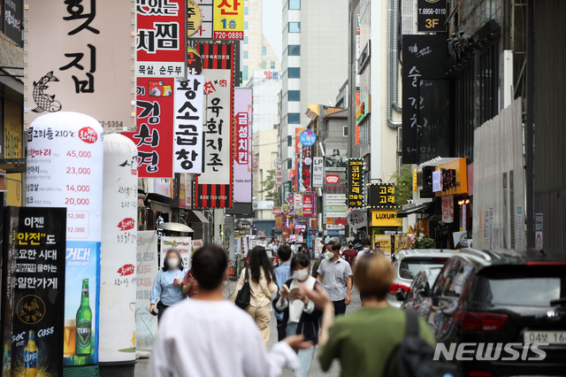 [서울=뉴시스]김선웅 기자 = 7월 1일부터 전국에서 새로운 사회적거리두기 개편안이 시행된다. 수도권에서는 6일까지 사적 모임이 가능하며 비수도권은 8인까지 사적 모임이 가능하다. 단 제주는 6명까지만 사적 모임을 허용하고, 대구는 추후 별도로 발표할 예정이다. 또한 수도권에서는 유흥시설이 영업을 재개하며 카페와 식당 등 다중이용시설의 영업제한은 밤 10시에서 밤 12시까지로 늘어난다. 개편안 시행을 이틀 앞둔 29일 서울 시내 식당가에서 시민들이 식사를 하기 위해 이동하고 있다. 2021.06.29. mangusta@newsis.com