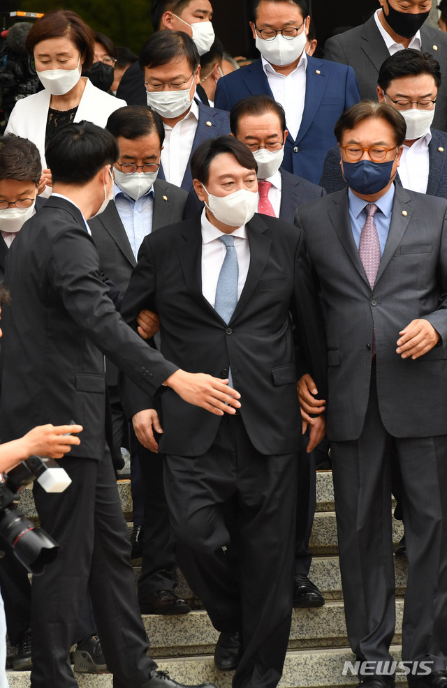 [서울=뉴시스]국회사진기자단 = 윤석열 전 검찰총장이 29일 오후 대서울 서초구 매헌 윤봉길의사 기념관에서 대선 출마 기자회견에 앞서 지지자에 인사하고 있다. 2021.06.29. photo@newsis.com