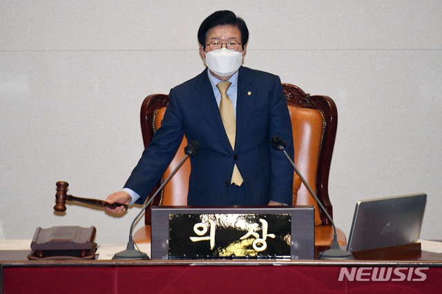 [서울=뉴시스]최동준 기자 = 29일 오후 서울 여의도 국회에서 열린 본회의에서 박병석 국회의장이 의사봉을 두드리고 있다. (공동취재사진) 2021.06.29. photo@newsis.com