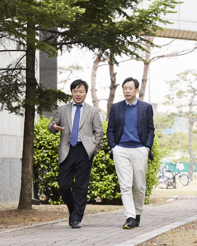 [대전=뉴시스] 최영기 연구소장(왼쪽)과 신의철 연구센터장. *재판매 및 DB 금지