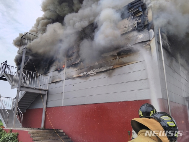 [정읍=뉴시스]윤난슬 기자 = 지난 6월30일 오전 10시 35분께 정읍시 태인면의 한 도축장 신축공사장에서 위험물 탱크 용접작업 중 화재가 발생해 1시간 30여 분만에 진화됐다.2021.06.30.(사진=전북소방 제공)