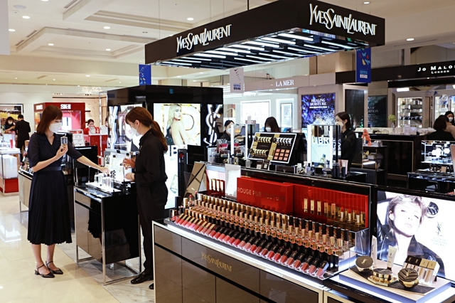 롯데백화점 본점에서 고객이 화장품을 고르는모습 *재판매 및 DB 금지