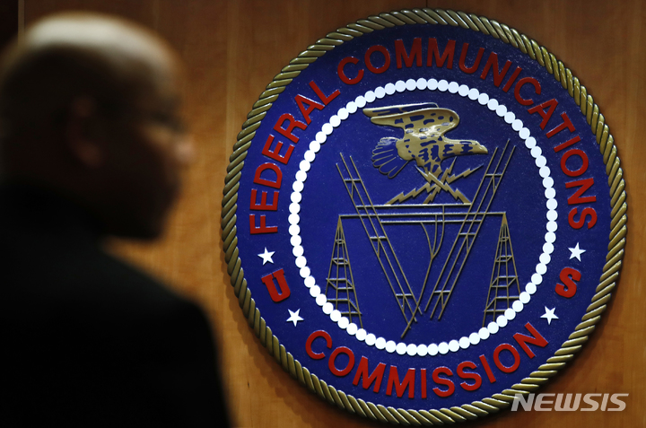 [워싱턴=AP/뉴시스] 워싱턴DC 미국 연방통신위원회(FCC) 건물에 걸려있는 FCC 로고.