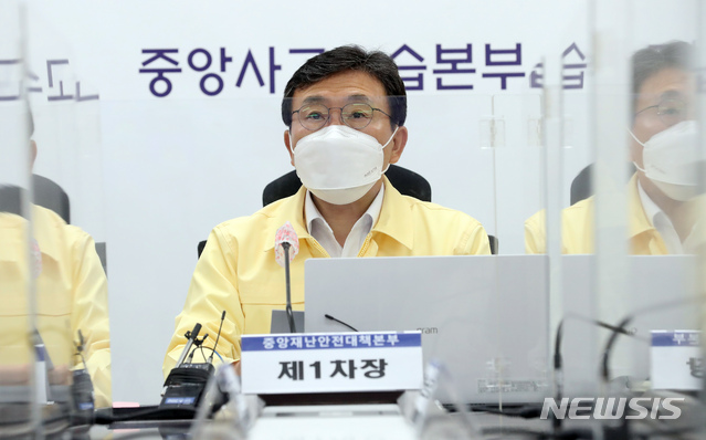 [대전=뉴시스]강종민 기자 = 권덕철 중앙재난안전대책본부 1차장(보건복지부 장관)이 30일 오전 정부세종청사에서 열린 코로나19 대응 중대본 회의에서 모두발언을 하고 있다. 2021.06.30. ppkjm@newsis.com