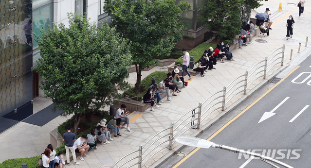 [서울=뉴시스]이영환 기자 = 명품브랜드 샤넬이 오는 7월부터 가격을 인상한다고 알려진 30일 오전 서울 중구 롯데백화점 앞에서 시민들이 백화점 오픈시간 전부터 샤넬 매장 입장을 위해 대기하고 있다. 2021.06.30 20hwan@newsis.com