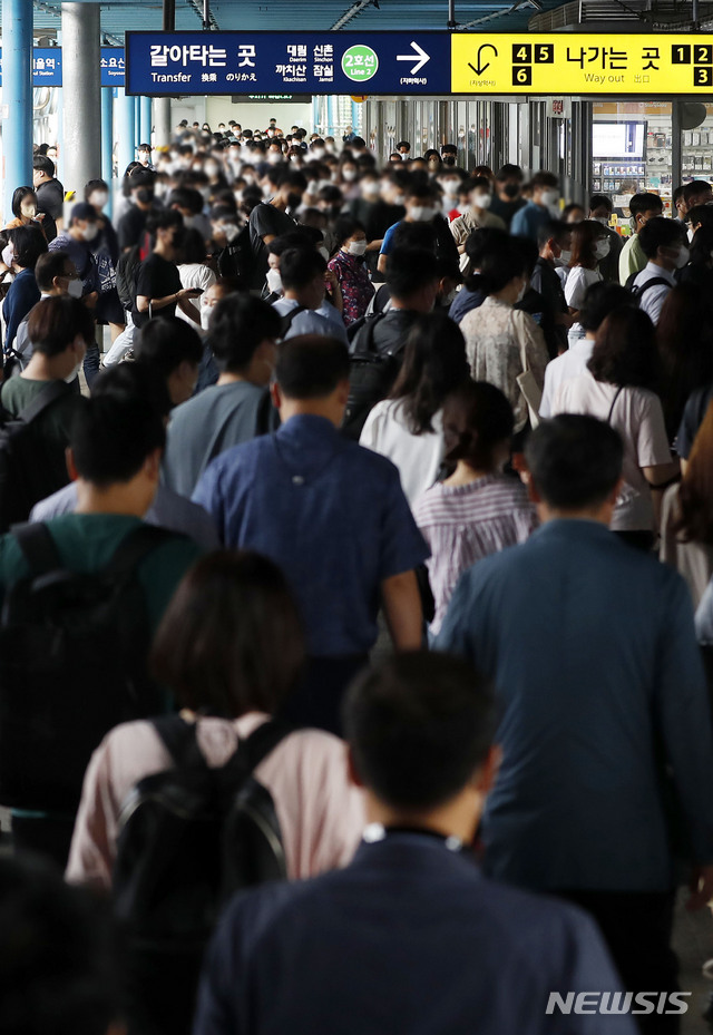 [서울=뉴시스]홍효식 기자 = 새로운 사회적 거리두기 개편안 시행을 하루 앞둔 30일 서울 구로구 신도림역에서 시민들이 출근길 발걸음을 재촉하고 있다. 2021.06.30. yesphoto@newsis.com