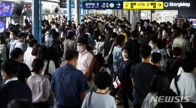 [서울=뉴시스]홍효식 기자 = 지난달 30일 서울 구로구 신도림역에서 시민들이 출근길 발걸음을 재촉하고 있다. 2021.06.30. yesphoto@newsis.com