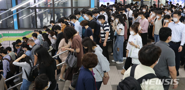 [서울=뉴시스]권창회 기자 = 지난해 6월30일 서울 구로구 신도림역에서 직장인들이 출근을 위해 이동하고 있다. 2021.06.30. kch0523@newsis.com