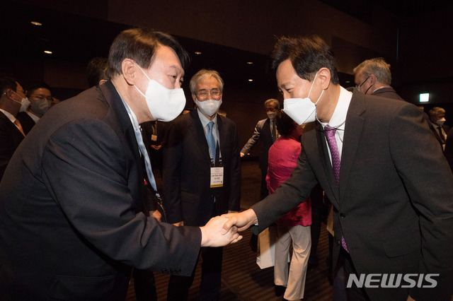 [서울=뉴시스]국회사진기자단 = 오세훈 서울시장과 윤석열 전 검찰총장이 30일 오전 서울 중구 신라호텔에서 열린 '아시안리더십콘퍼런스' 개회식에 참석해 인사를 나누고 있다. 2021.06.30. photo@newsis.com