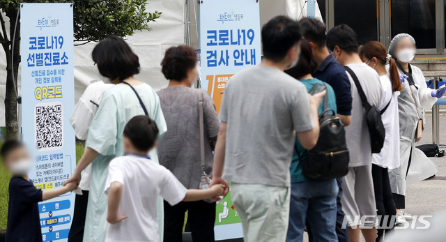 [서울=뉴시스]홍효식 기자 = 새로운 사회적 거리두기 개편안 시행을 하루 앞둔 30일 서울 영등포구 보건소에 마련된 선별진료소를 찾은 시민들이 코로나19 검사를 받기 위해 QR코드를 찍은 뒤 전자 문진표를 작성하고 있다. 코로나19 신규 확진자는 0시 기준 794명으로 68일 만에 최다 발생 규모다. 2021.06.30. yesphoto@newsis.com