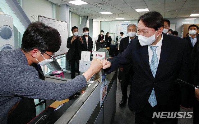 [서울=뉴시스]최동준 기자 = 윤석열 전 검찰총장이 30일 서울 여의도 국회 소통관 국회기자실을 방문해 기자들과 인사하고 있다. (공동취재사진) 2021.06.30. photo@newsis.com