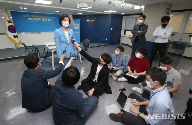 [서울=뉴시스]국회사진기자단 = 추미애 전 법무부 장관이 30일 서울 여의도 더불어민주당 중앙당사에서 제20대 대통령 선거 후보자 선출을 위한 예비후보자 등록을 마치고 취재진 질문에 답변하고 있다. 2021.06.30. photo@newsis.com