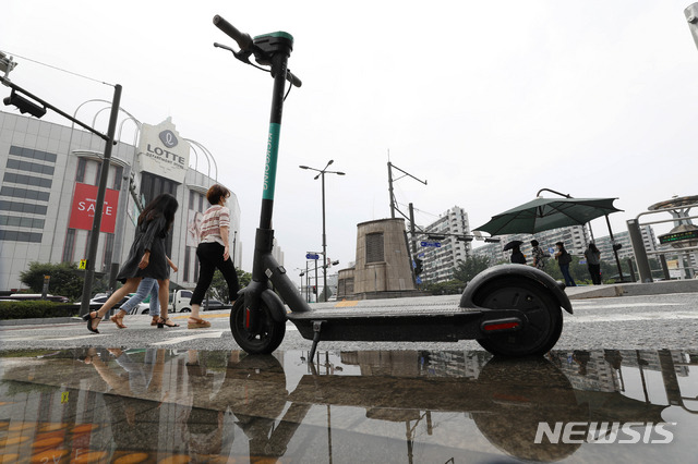 [서울=뉴시스]백동현 기자 = 서울시가 내달 1일부터 통행에 불편을 끼치는 전동 킥보드 등 개인형 이동장치(PM)를 견인하겠다고 밝힌 가운데 30일 오후 서울 시내 지정된 주차 구역이 아닌 도로에 공유 전동 킥보드가 주차되어 있다. 시는 지하철역 진·출입로, 버스 정류소·택시 승강장 10m 이내, 횡단보도 진입 방해 구역, 점자블록 위, 도로 등에 주·정차된 기기는 즉시 견인할 방침이다. 2021.06.30 livertrent@newsis.com