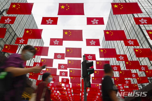 [홍콩=AP/뉴시스]&nbsp; 홍콩보안법 시행이 30일로 만 1년이 된 2021년 6월 27일 홍콩 도심에 중국 국기와 특구 깃발이 걸려있는 모습. 중국은 일국양제를 표방하고 홍콩을 특별행정구로 관리하면서 영국의 관심과&nbsp; "내정간섭"에 반발하고 있다. 2025. 01. 23.&nbsp; 