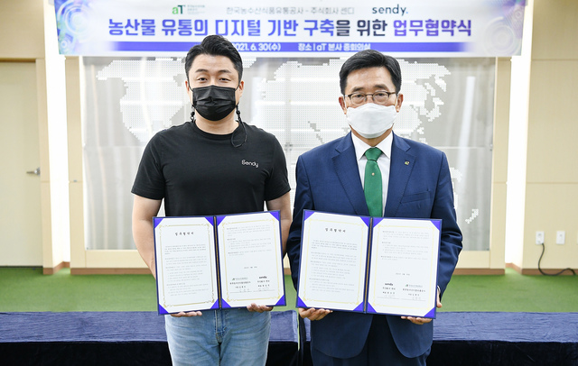 [나주=뉴시스]이창우 기자= 30일 김춘진 한국농수산식품유통공사(aT) 사장(오른쪽)이 염상준 ㈜센디 대표와 업무협약을 체결한 후 기념쵤영을 하고 있다. (사진=aT 제공) 2021.06.30. photo@newsis.com *재판매 및 DB 금지