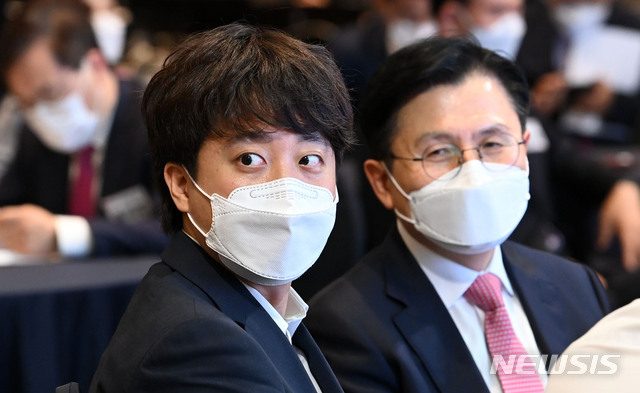 [서울=뉴시스]국회사진기자단 = 이준석 국민의힘 대표가 30일 서울 서대문구 연세대 백양누리 그랜드볼룸에서 열린 황교안 전 미래통합당 대표 '초일류 정상국가' 출판기념회에 참석해 있다. 2021.06.30. photo@newsis.com