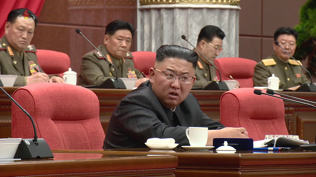 [서울=뉴시스]북한 조선중앙TV는 김정은 북한 노동당 총비서 겸 국무위원장이 당 중앙위원회 8기 2차 정치국 확대회의를 지난 29일 주재했다고 30일 방영했다. 김 총비서는 회의에서 간부 혁명을 언급하면서 비당적 행위 등을 엄중 질책했다. (사진=조선중앙TV 캡처) 2021.06.30. photo@newsis.com *재판매 및 DB 금지