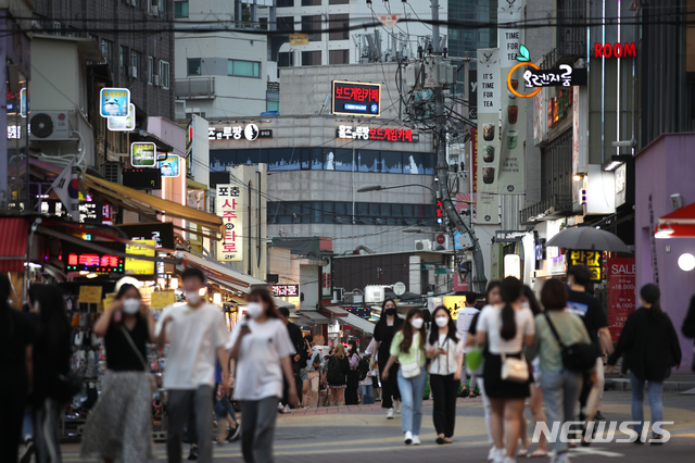 [서울=뉴시스]정병혁 기자 = 지난 6월30일 오후 서울 마포구 홍대거리에서 시민들이 발걸음을 옮기고 있다. 2021.06.30. jhope@newsis.com (사진은 기사 내용과 관련이 없습니다.)