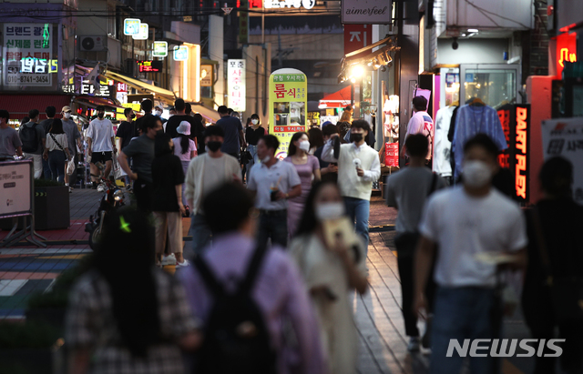 [서울=뉴시스]정병혁 기자 = 서울과 수도권이 현재 거리두기 체계를 일주일 연장하기로 한 지난달 30일 오후 서울 마포구 홍대거리에서 시민들이 발걸음을 옮기고 있다. 서울과 경기, 인천 등 수도권은 6인 이상 모임 허용 등 내용이 담긴 사회적 거리 두기 개편안 2단계를 1일부터 적용할 예정이었으나 코로나19 확진자가 급증함에 따라 유예하기로 했다. 이에 따라 다음 달 일주일간은 5인 이상 사적 모임 금지, 유흥시설 집합금지, 오후 10시 운영 시간 제한 등이 유지된다. 2021.06.30. jhope@newsis.com