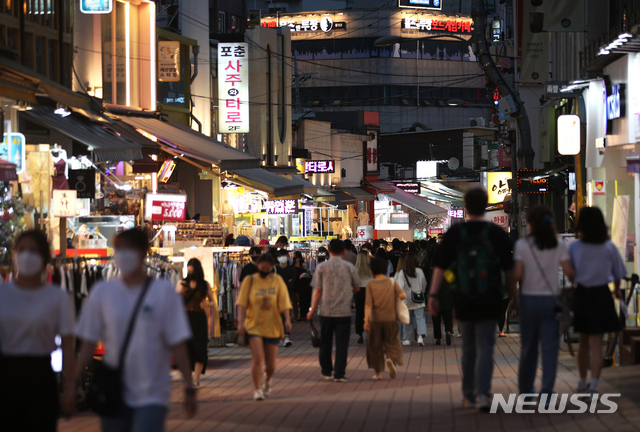 [서울=뉴시스]정병혁 기자 = 서울과 수도권이 현재 거리두기 체계를 일주일 연장하기로 한 지난달 30일 오후 서울 마포구 홍대거리에서 시민들이 발걸음을 옮기고 있다. 서울과 경기, 인천 등 수도권은 6인 이상 모임 허용 등 내용이 담긴 사회적 거리 두기 개편안 2단계를 1일 부터 적용할 예정이었으나 코로나19 확진자가 급증함에 따라 유예하기로 했다. 이에 따라 다음 달 일주일간은 5인 이상 사적 모임 금지, 유흥시설 집합금지, 오후 10시 운영시간 제한 등이 유지된다. 2021.06.30. jhope@newsis.com