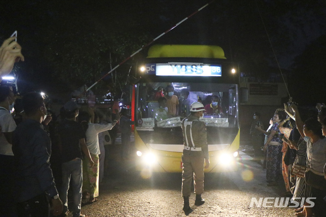 [양곤(미얀마)=AP/뉴시스]미얀마 양곤의 인세인 교도소에서 30일 수감자들을 태운 버스가 출발하고 있다. 미얀마 정부는 지난 2월 쿠데타에 항의하다 억류된 운동가들과 시위를 보도한 언론인 등 약 2300명의 수감자들을 30일 석방하기 시작했다고 미얀마 관리들이 말했다. 2021.7.2