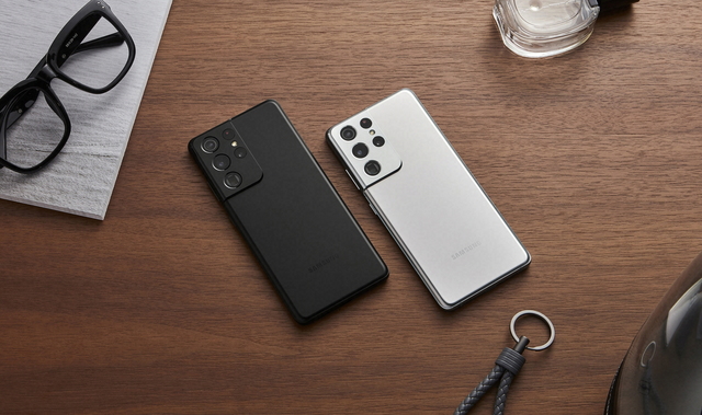 [서울=뉴시스]지난 2021년 출시된 삼성전자의 갤럭시 S21 울트라. 기기 후면부에 카메라 렌즈가 모여있는 카메라 섬이 적용돼있다. (사진=삼성전자)