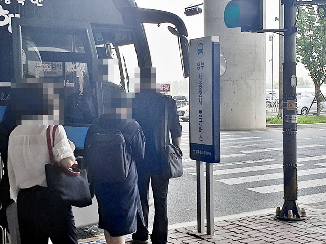 1일 오전 충북 오송역,  KTX 열차에서 내린 공무원들이 정부세종청사로 들어가기 위해 준비된 통근버스에 오르고 있다. 2021.07.01. ssong1007@newsis.com *재판매 및 DB 금지