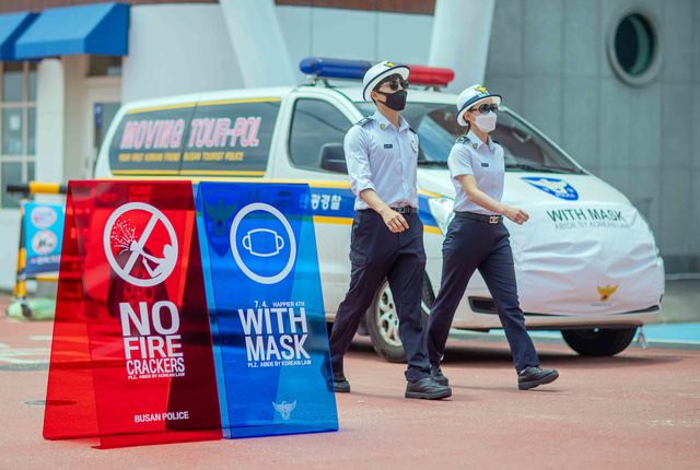 [부산=뉴시스] 부산경찰청은 오는 1~5일 해운대해수욕장과 구남로 일대에 방역수칙 위반과 각종 소란행위를 사전에 차단하기 위해 경찰 경광등을 연상시키는 안내판을 설치했다고 밝혔다. 이 안내판에는 'WITH MASK'(마스크 착용), 'NO FIRE CRACKERS'(폭죽 사용 금지) 등 영어문구가 표기됐다. (사진=부산경찰청 제공). 2021.07.01. photo@newsis.com&nbsp; *재판매 및 DB 금지