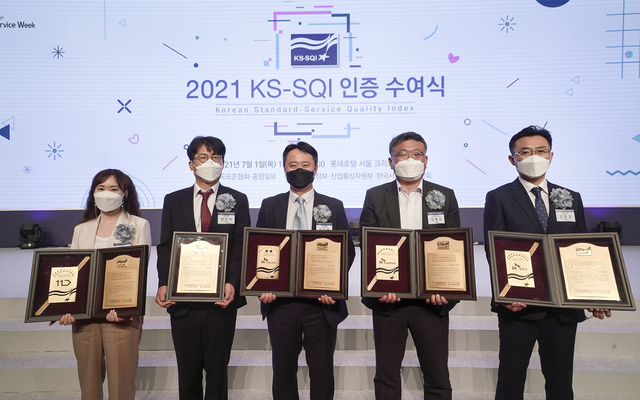[서울=뉴시스]SK텔레콤이 한국표준협회가 주관하는 2021년 한국서비스품질지수(KS-SQI) 이동통신부문에서 22년 연속 1위를 기록한 것을 비롯해 SKT ICT 패밀리 5개사가 관련 6개 부문에서 모두 1위를 차지하며 압도적 서비스품질 우위를 자랑했다고 1일 밝혔다. 사진은 SKT ICT 패밀리 5개사가 서비스품질지수 1위 인증서를 받는 모습. 왼쪽부터 11번가 모선숙 고객중심경영담당, ADT 캡스 한은석 전략기획본부장, SKT 이기윤 고객가치혁신실장, SK브로드밴드 김동섭 고객가치혁신그룹장, SK텔링크 김문겸 경영지원본부장 (사진=SK텔레콤 제공) 2021.07.01