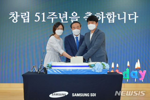 [서울=뉴시스] 삼성SDI 전영현 사장과 임직원들이 창립 51주년 축하케이크를 커팅하고 있다. (사진=삼성SDI 제공)