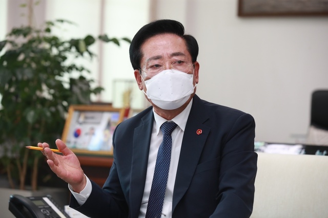 [제주=뉴시스] 좌남수 제주특별자치도의회 의장이 1일 오후 제주도의회 의장 집무실에서 취임 1주년 기념 기자 간담회를 갖고 있다. (사진=제주도의회 제공) 2021.07.01. photo@newsis.com *재판매 및 DB 금지