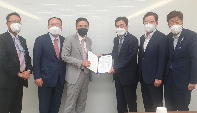  [부산=뉴시스] 허상천 기자 = 부산시는 1일 부산상의·시민단체와 함께 한진중공업 인수를 추진중인 동부건설 컨소시엄을 방문, 한진중공업의 조속한 경영 정상화를 촉구하는 지역사회 입장문을 전달했다. 2021.07.01. (사진 = 부산시 제공) photo@newsis.com *재판매 및 DB 금지