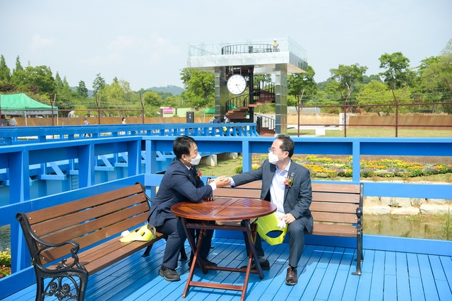 허석 순천시장(오른쪽)과 허유인 순천시의장이 평화정원 도보다리에서 대화하고 있다. (사진=순천시청 제공) *재판매 및 DB 금지