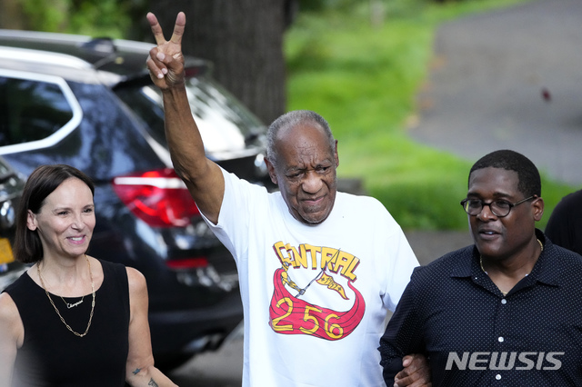 [필라델피아=AP/뉴시스] 최고 10년형을 선고받고 복역중이던 코미디언 빌 코스비(83)가 30일(현지시간) 석방되어 엘킨스 파크의 자택 앞에서 손으로 'V'자를 그려보이고 있다. 
