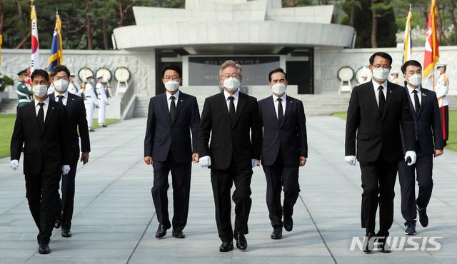 [서울=뉴시스]최동준 기자 = 대선 출마를 선언한 이재명 경기도지사가 1일 오전 서울 동작구 국립서울현충원 현충탑 참배 후 이동하고 있다. (공동취재사진) 2021.07.01. photo@newsis.com