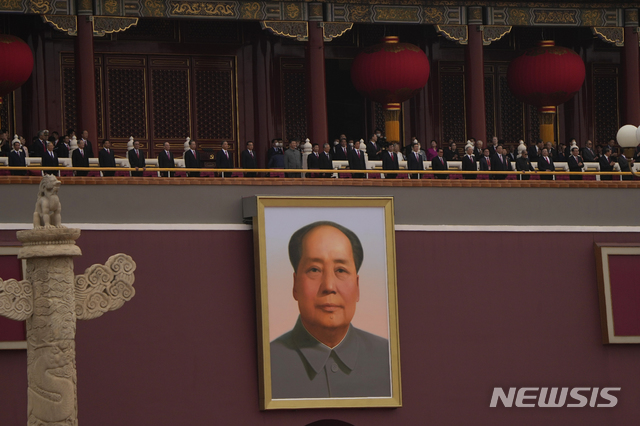 [베이징=AP/뉴시스] 1일 중국 베이징 톈안먼광장에서 중국공산당 창당 100주년 기념행사가 개최됐다. 시진핑 중국 국가주석 등 전현직 지도부 인사들이 마오쩌둥 초상화가 걸린 톈안먼 성루에 서있다. 2021.07.01