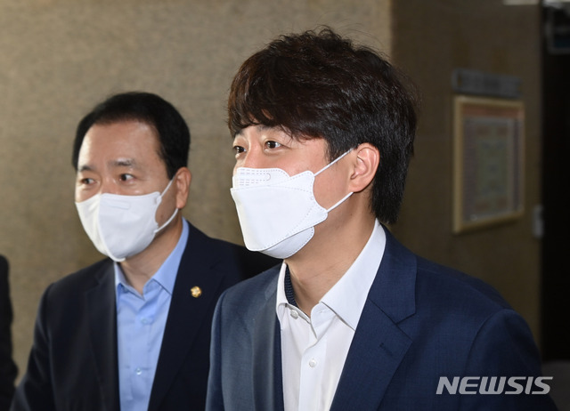 [서울=뉴시스]최진석 기자 = 국민의힘 이준석 대표가 지난 1일 오전 국회에서 열린 국민의힘 최고위원회의에 참석하고 있다. (공동취재사진) 2021.07.01. photo@newsis.com