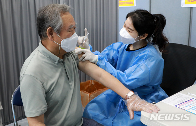 [서울=뉴시스]이영환 기자 = 지난 1일 오전 서울 송파구 코로나19 예방접종센터에서 시민들이 백신 접종을 하고 있다. 2021.07.01. 20hwan@newsis.com