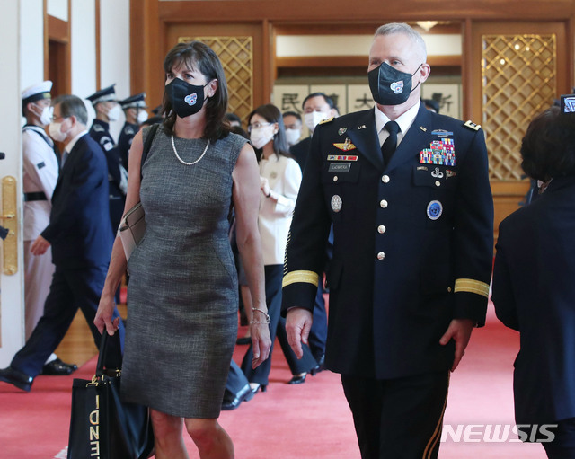 [서울=뉴시스]김진아 기자 = 폴 라카메라 신임 한미연합사령관 겸 주한미군사령관 내외가 1일 청와대에서 열린 이임 한미 연합사령관 서훈식에서 오찬장으로 이동하고 있다. 2021.07.01. bluesoda@newsis.com