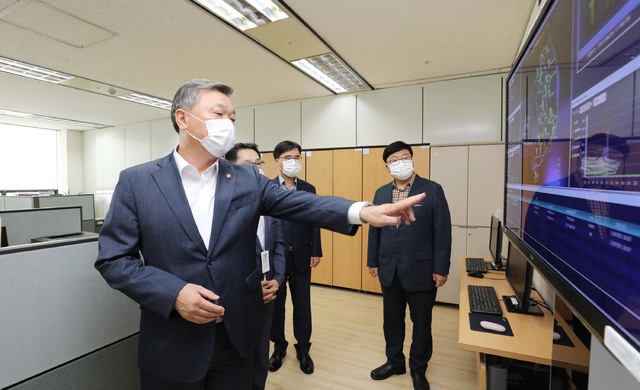 [서울=뉴시스]정석환 병무청장이 1일 신설된 정보보호팀 사무실을 방문해 운영 중인 보안관제체계에 대해 토론하고 있다. (사진=병무청 제공) 2021.07.01. photo@newsis.com *재판매 및 DB 금지